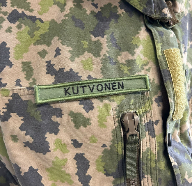 Brodeerattu velcrokiinnikkeinen yksirivinen nimikyltti
