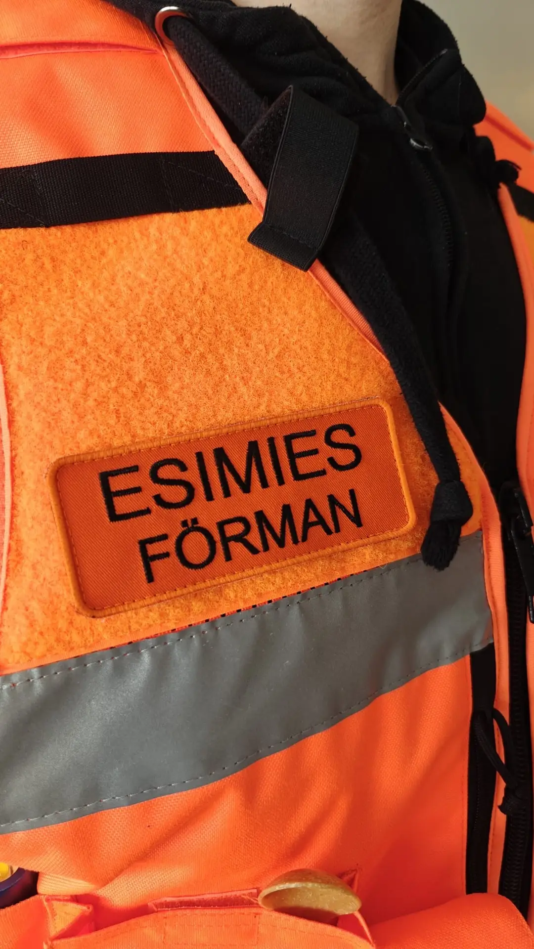 ESIMIES - FÖRMAN Rintakyltti - Image 2