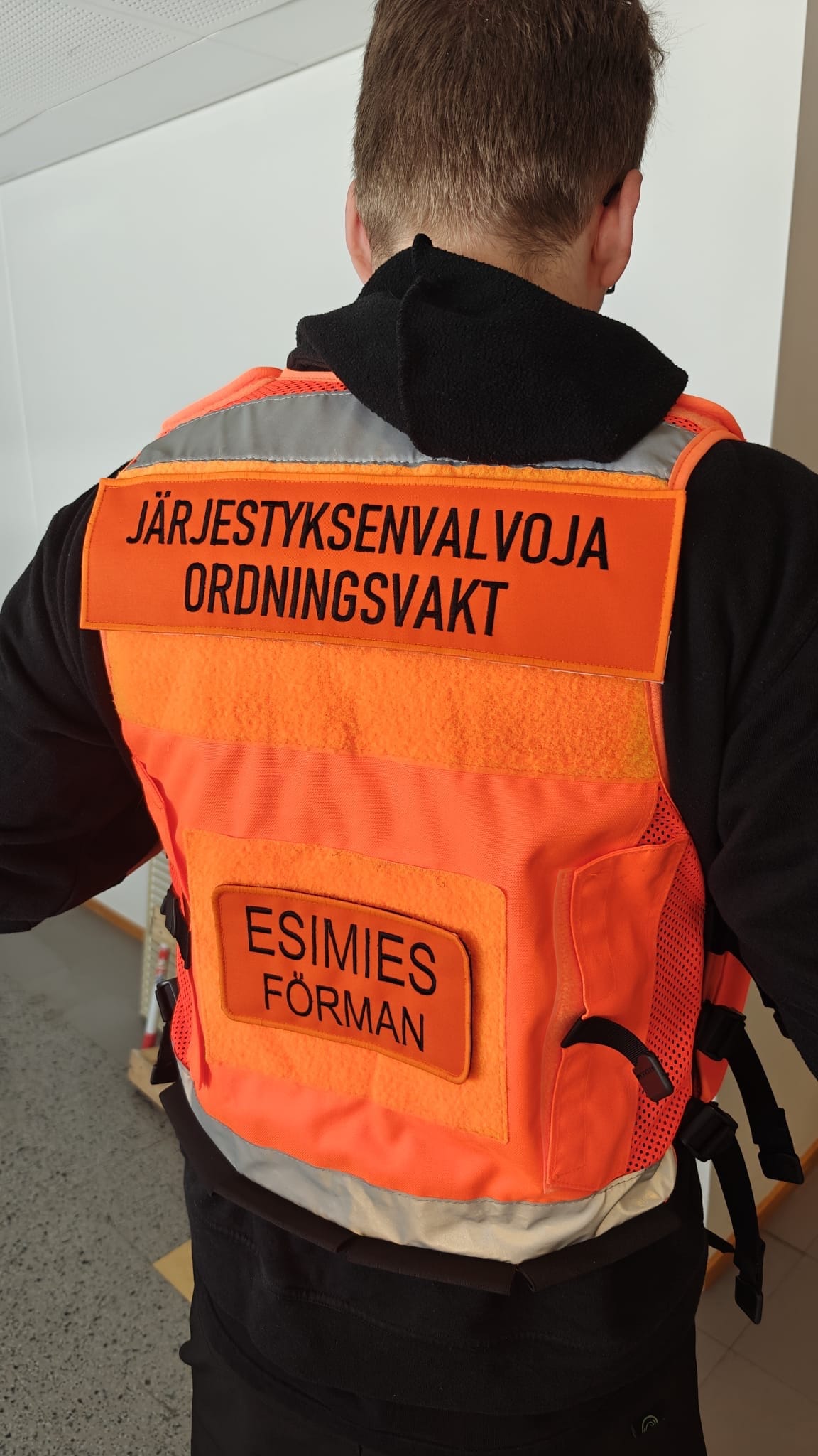 ESIMIES - FÖRMAN Selkäkyltti - Image 2